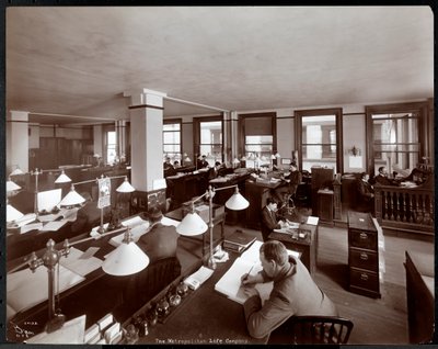 Hommes travaillant dans un bureau de la Metropolitan Life Insurance Co. à la 23e rue et Madison Avenue, New York, 1907 - Byron Company